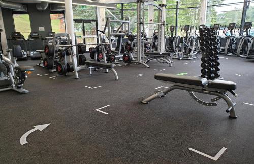 Spacious Oak Cabin with Hot Tub - Devon - Foto 42