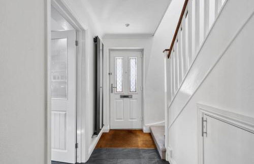 Minutes from the port of Dover, free WiFi, free offroad private parking and rated a guest favourite on Air b nb! - Foto 18