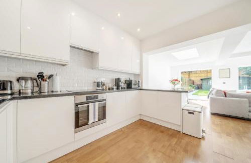 Maida Vale Gem by Little Venice with Stunning Garden - Photo 11