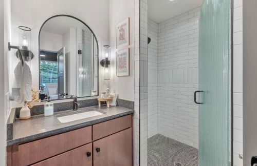 New 2 Luxe Townhomes with Rooftops Sleeps 24 - Foto 36