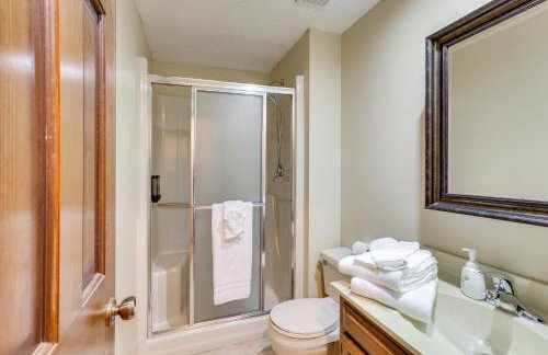 3,000-Sq-Ft Group Getaway with Pool Near Kansas City - Foto 30