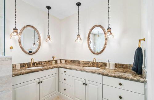 Deluxe Waterfront Villa with BBQ, Pool and Game Room - Photo 23