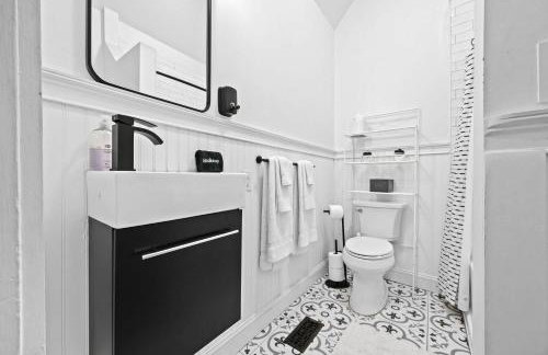 Elegant Manor w Private Yard & Modern Amenities - Foto 80