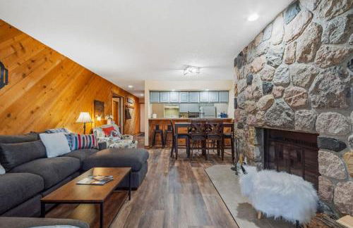 Large 2 Floor Condo, Pool Pass, Beach Club, walk to Shanty Creek - Foto 1