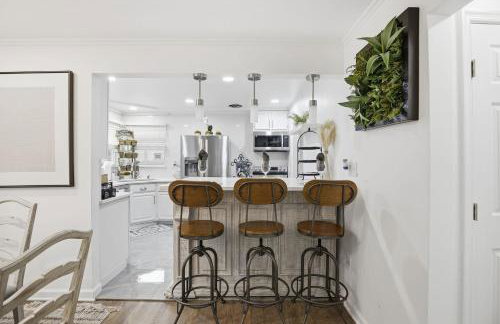 Stylish Hot Tub Retreat with Ping Pong home - Foto 26