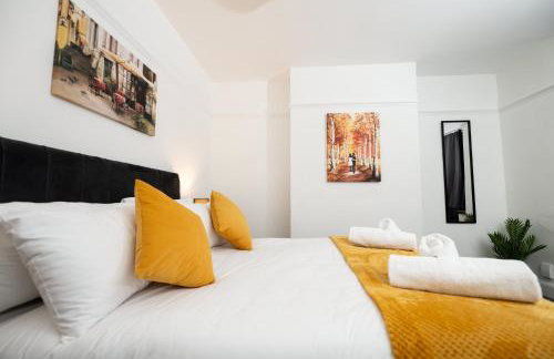 Stylish 4BR House, Sleeps 7, High-Speed Wi-Fi, Long Stay Friendly - Foto 35