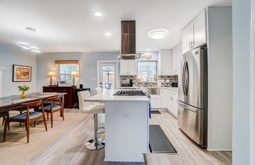 Poolside Bungalow with Fire Pit Fun and King Suite - Foto 6