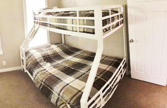 Historic Downtown Victorian Home - Photo 3