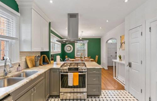 Massive 5BR Historic CozySuites House - Photo 24
