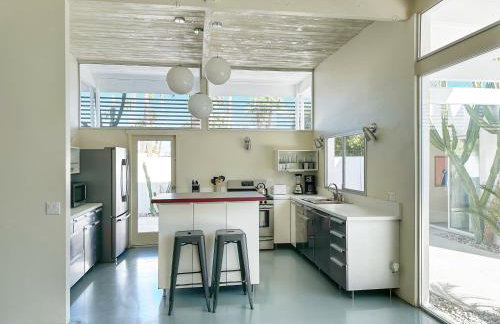 Retro Rendezvous Pool and Spa MidCentury Modern Home - Foto 21