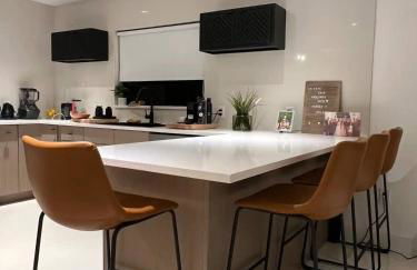 Super stylish 4 BR Home Steps from the Fun - Foto 47