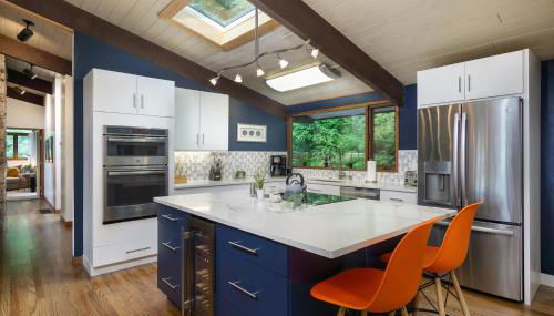 Retro Metro Deck House MCM Gem with Hot Tub & Spectacular Views! - Foto 4