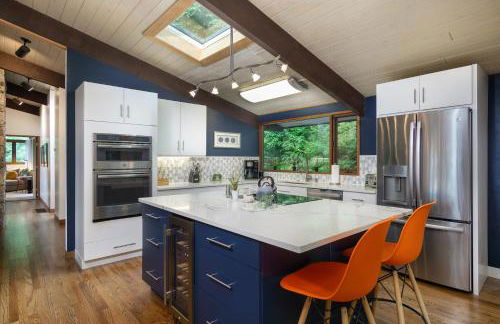 Retro Metro Deck House MCM Gem with Hot Tub & Spectacular Views! - Foto 4