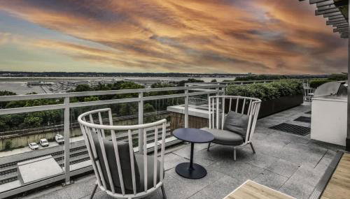 Urban 2BR Oasis with Scenic Rooftop and Gym - Foto 5