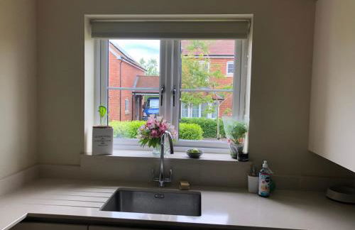 Bright, modern & close to historic town - Photo 16