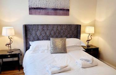 Apartment 1 Exquisite two king bedroom with en suites - close to the town centre, rail, airport and theatre - Photo 12