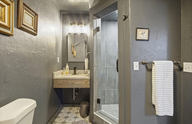 3-story 6-bedroom 4 Bathrooms 3min-asian Dist - Photo 57