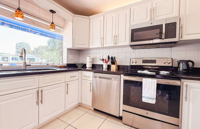 Waterfront Florida Vibes and Views - King Bed - Foto 31