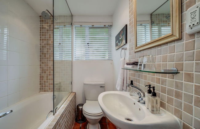 Camps Bay Holiday Apartment w Private Pool CBT Palm Suite - Photo 22