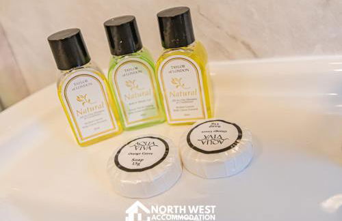 Contractor & Family Friendly 2-Bedroom House in St Helens Newly Refurbished - Foto 11