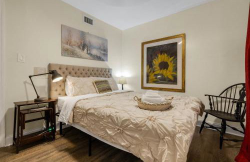 Artful Home Near Design District - Photo 5