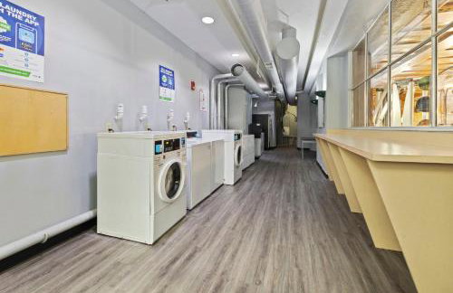 Indy Urban Nest - Sleeps 8 - Skywalk Access - Convention Center - Stadium - Foto 25