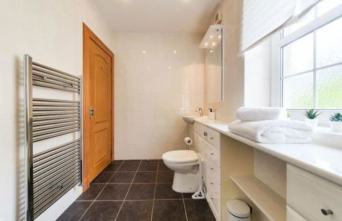 Parkgate Apartment - Near M90, Amazon, Edinburgh - Photo 17