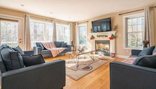 Luxury 4 bedroom house in Pocono Mountains with Hottub in Golf Course Near Lake - Foto 2