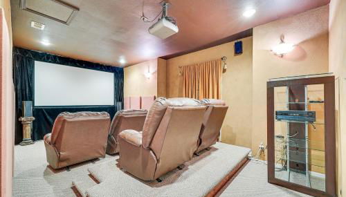 Private Theater and Pool Spacious Mission Home - Foto 3