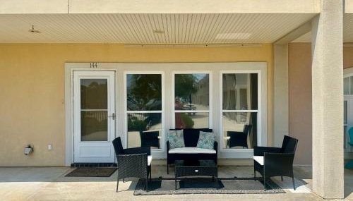 Steps from the Sand and Town Green - 2BR Coastal Retreat - Foto 2