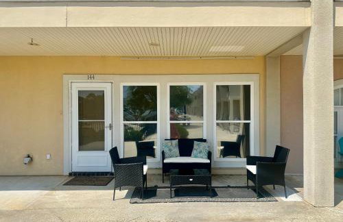 Steps from the Sand and Town Green - 2BR Coastal Retreat - Foto 2