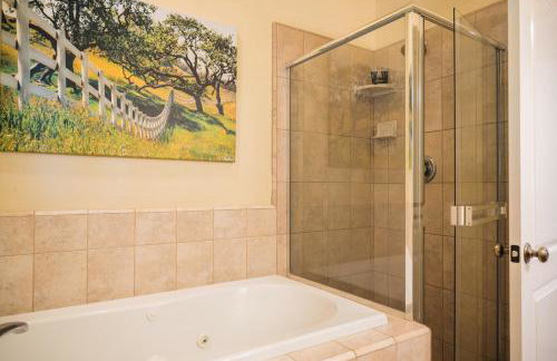 Lavender & Vine - Downtown Retreat with Hot Tub and Fire Pit! - Foto 27