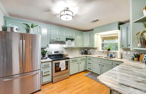 Riverfront Cuero Vacation Home with Spacious Deck! - Foto 8