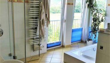 Tolle große Wohnung mit Kamin und Terrasse - Photo 4