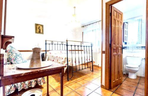 House with Jacuzzi and Mountain Views in Noguericas - Foto 26