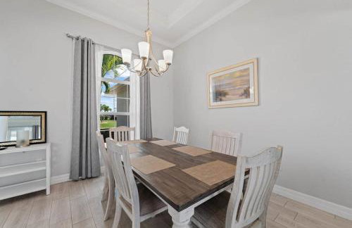 Sun-Soaked & Tranquil Getaway Relaxing Pool Area - Foto 3