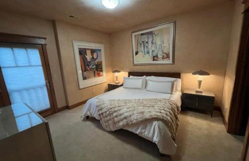 Luxe Artful Mountain Retreat with 4 King Suites, 8 Person Hot Tub and 3 Decks - Foto 56