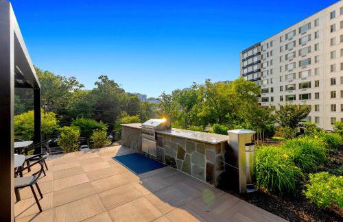 CASA Arlington Suite with Top-Tier Amenities & Parking - Foto 58