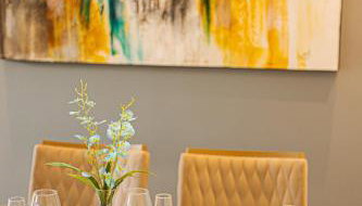 Aconchego e privacidade para sua família com 2 quartos, sala e cozinha integrados e sacada com churrasqueira - Foto 5