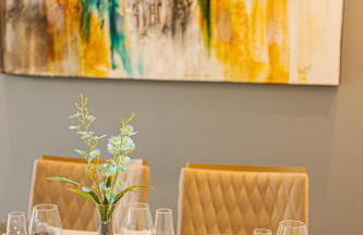 Aconchego e privacidade para sua família com 2 quartos, sala e cozinha integrados e sacada com churrasqueira - Foto 6