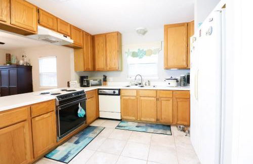 SUNNY DAZE Walk to Beach 2 Decks Pet Friendly Has a Mini Bar - Foto 5