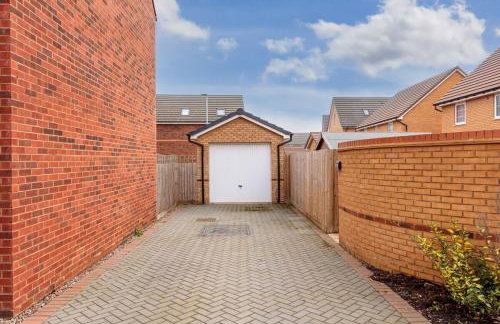 Detached House in Brooklands - Prime Location - Driveway Parking, Self-Check-In, Fast WiFi and Smart TV by Yoko Property - Foto 36