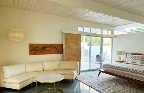 Retro Rendezvous Pool and Spa MidCentury Modern Home - Foto 44