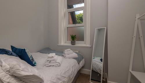 Contractors Business Families Relocation Accommodation enjoy Fast WiFi Large Screen Smart TV and SKY Sports in this Spotless Ground Floor apartment - Foto 3