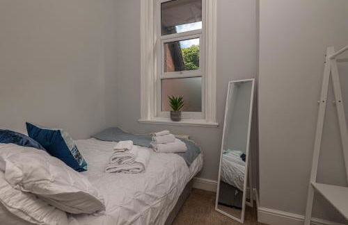 Contractors Business Families Relocation Accommodation enjoy Fast WiFi Large Screen Smart TV and SKY Sports in this Spotless Ground Floor apartment - Foto 3