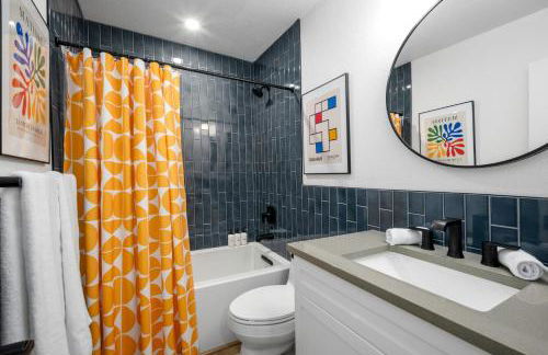 Relaxed Hillside Retreat with Hot Tub and Skyline Views - Foto 5