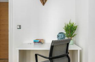 Modern Top-Floor 2-Bedroom, 2-Bathroom Apartment with Lift & a Private Balcony, Sleeps 6 - Foto 15