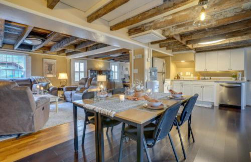 Walk to Beach Historical Fredericksburg Home - Foto 8