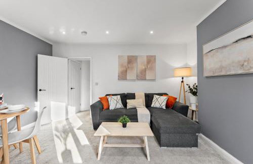 Spacious Modern 2BR - Parking - Workspace Area, Ideal for Contractors & Long Stays - NordStay - Foto 4