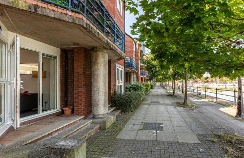 Waterfront 2 Bed Apartment - Free Parking & Wi-Fi - Foto 47